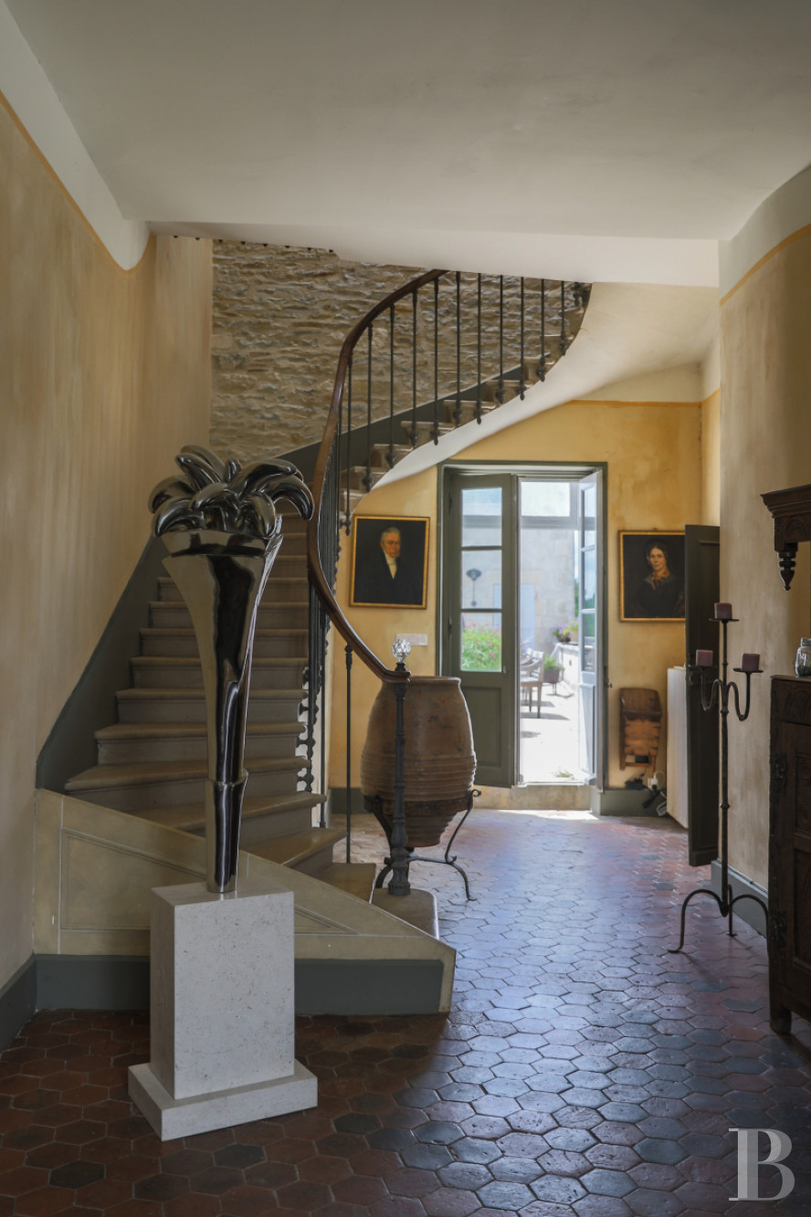 En Bourgogne, non loin de Vézelay, un château en bord de falaise surplombant l’Yonne - photo  n°10